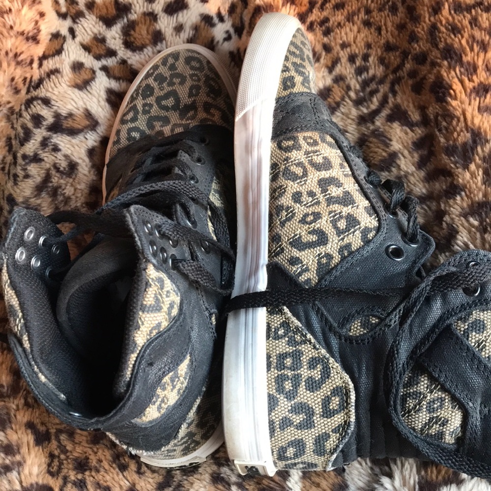 Supras - Picture 2 of 3